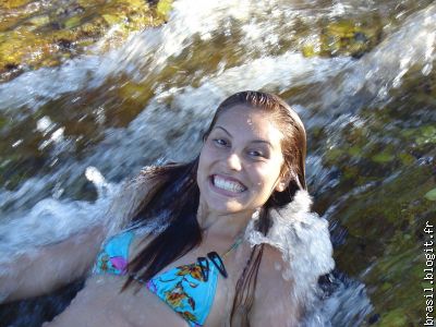 Désirée toma banha na cachoeira do Serrano, perto de Lençois