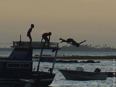 Gamins plongeant dans le port de Praia do